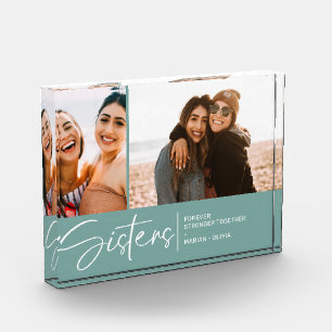 Las Hermanas Modernas Mantienen Dos Fotos Ahumadas