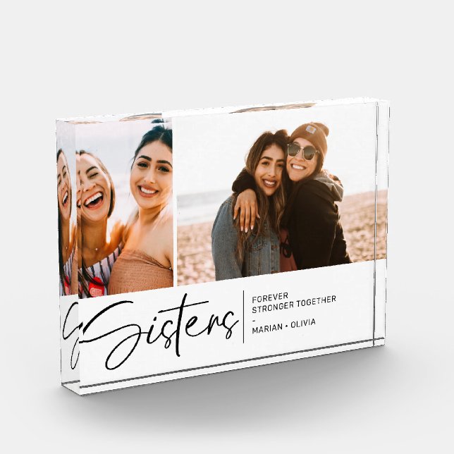 Las Hermanas Modernas Mantienen Dos Fotos Blancas (Izquierda)