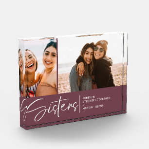 Las Hermanas Modernas Mantienen Dos Fotos Púrpura