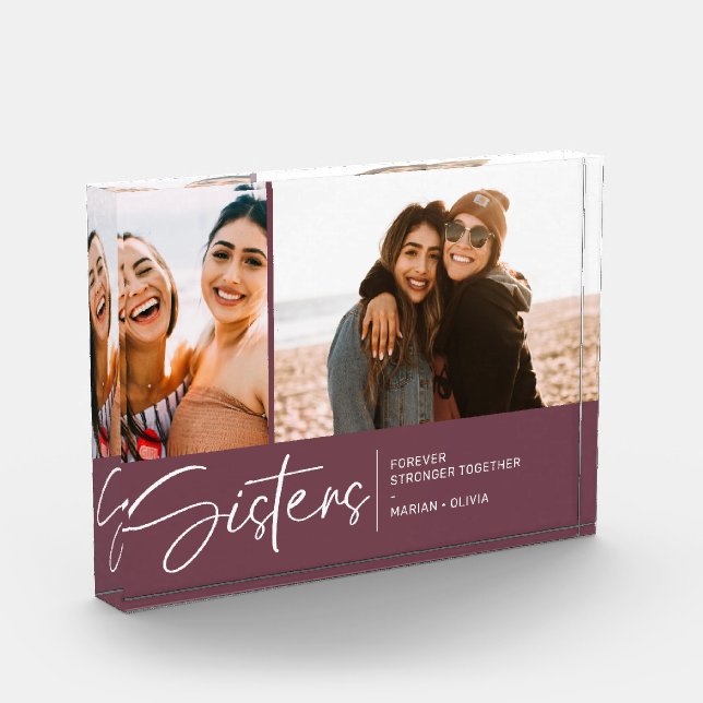 Las Hermanas Modernas Mantienen Dos Fotos Púrpura (Izquierda)