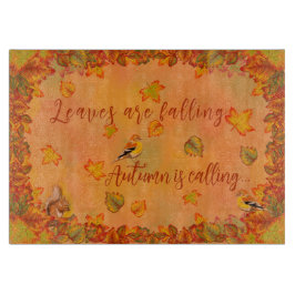 Las hojas están cayendo el otoño llama a la tabla