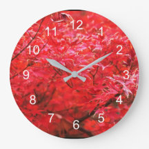 Las hojas rojas por todo el reloj grande