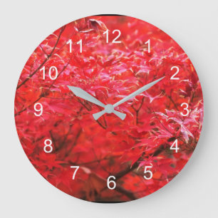 Las hojas rojas por todo el reloj grande