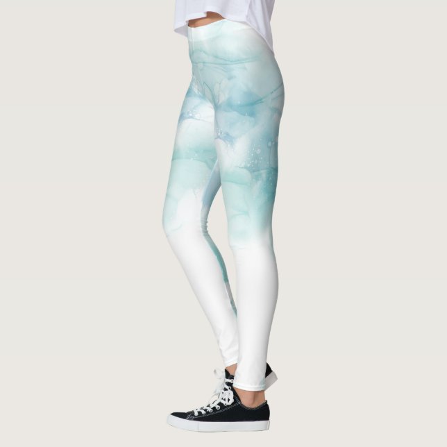 Las leggings blancas presentan un suave diseño de  (Izquierda)