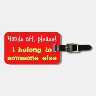 Las manos de la etiqueta del equipaje apagado