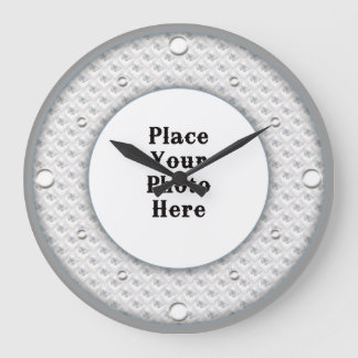 Las mariposas enmarcan el reloj de la pared fotogr