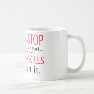 Las miradas para parar una taza de la enfermería