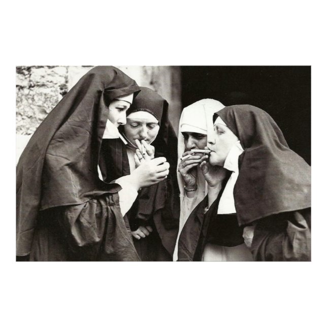 Las monjas fumando una foto de época (Frente)