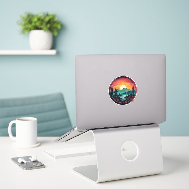 Las Montañas Están Llamando Pegatina Vinyl De Cita (Ordenado portátil  en el escritorio)