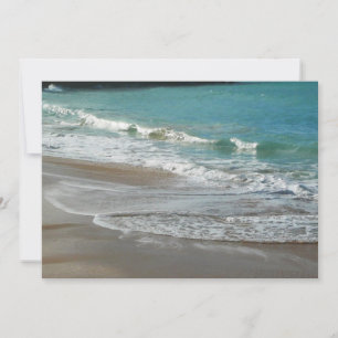 Las olas brillan sobre el océano azul turquesa de