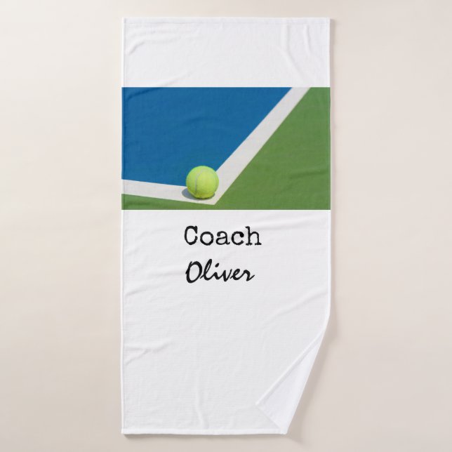 Las pelotas de tenis están en el patio de fondo en (Toalla de baño)