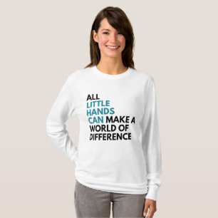 Las pequeñas manos pueden la camisa de manga larg
