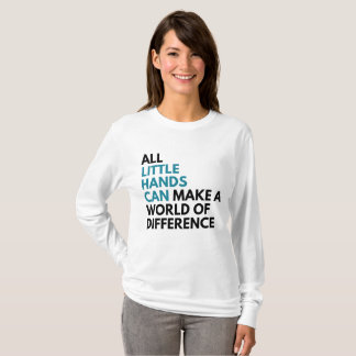 Las pequeñas manos pueden la camisa de manga larga