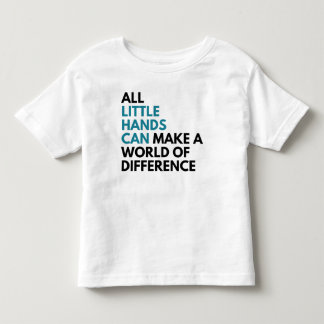 Las pequeñas manos pueden la camiseta del niño
