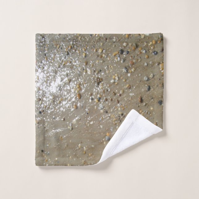 Las piedras de los bordes del agua congestionan el (Toallita)