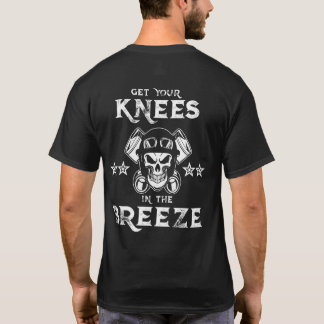 Las rodillas de la motocicleta en la camiseta de
