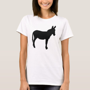 Las señoras de la talla m aclaran la camiseta