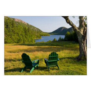 Las sillas Adirondack en el césped del Jordán