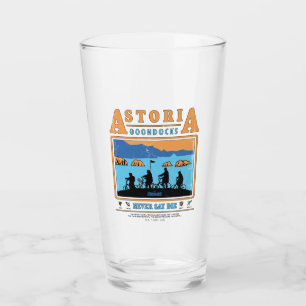 Las siluetas tontas sobre el muelle de Astoria