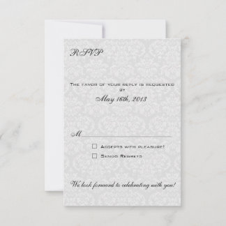 Las tarjetas Damask RSVP se coordinan con La invit