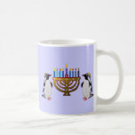 Las tazas elegidas congeladas de Hannukah<br><div class="desc">¡Celebre las ocho noches de Chanukah con esta taza colorida! El ilustracion gráfico de los pingüinos que disfrutan del menorah de Hannukah se enciende.</div>