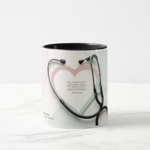 Latido de la atención: Taza con corazón y estetosc