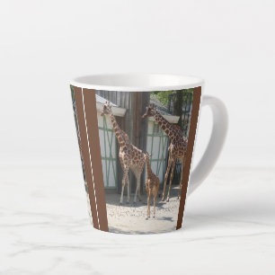 Latte Diseño de taza de café con familia de jirafas lind