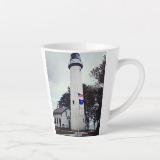 Latte Faro de Pointe Aux Barques en una taza de café