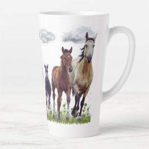 Latte Taza de café con caballos en una pradera