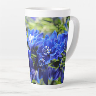 Latte Taza de café con delfinium azul
