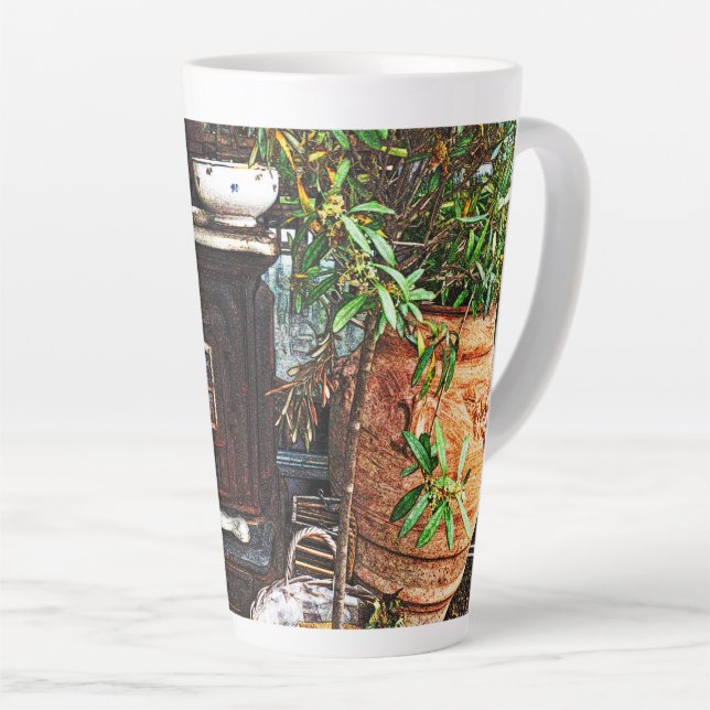 Latte Taza de café con escena de patio (Ángulo derecho)