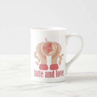 Latte y taza de amor, manos y cita de café