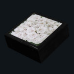 Laurel de montaña blanca Floral Keepsake caja gran<br><div class="desc">Bonito de las flores blancas de Mountain Laurel. Agrupaciones florales en forma de estrella con trozos de rosado y rojo de nuestro gran arbusto. Fotografía original de TamiraZDesigns.</div>