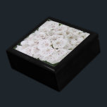 Laurel de montaña blanca Floral Keepsake caja gran<br><div class="desc">Bonito de las flores blancas de Mountain Laurel. Agrupaciones florales en forma de estrella con trozos de rosado y rojo de nuestro gran arbusto. Fotografía original de TamiraZDesigns.</div>