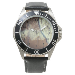 Lavabo de color blanco en el reloj de playa