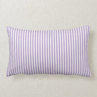 Lavanda y almohada de tiro blanca de la raya
