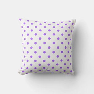 Lavanda y punto de polka blanco en una almohada