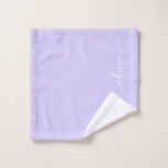 Lavender Purple Modern Script Girly Monograma Nomb<br><div class="desc">Lavanda Purple Simple Script Monograma Nombre Toalla De Baño. Esto hace que el dulce perfecto cumpleaños 16,  boda,  ducha de novia,  aniversario,  ducha de bebé o fiesta de soltera sea regalo para alguien que ama el lujo glam y los estilos de moda.</div>