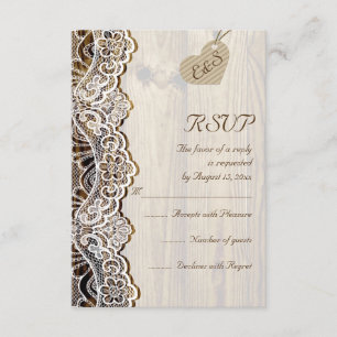 Lazo blanco y corazón en boda de madera RSVP