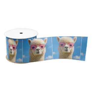 Lazo De Raso Alpaca con gafas de sol rosadas en forma de corazó