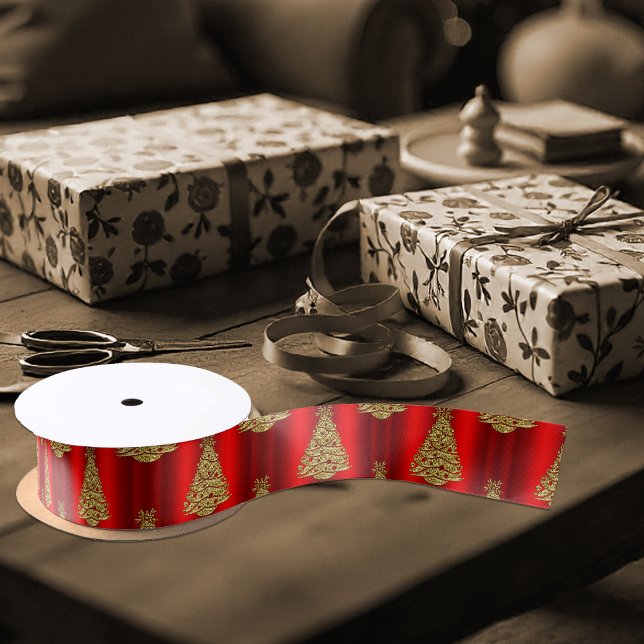 Lazo De Raso Árboles de Navidad dorados en rojo (Golden Christmas Trees on Red Satin Christmas Ribbon)