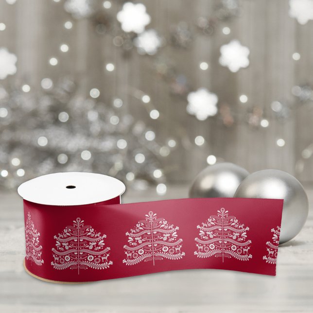 Lazo De Raso Blanco sobre el árbol nórdico de Navidad rojo (Subido por el creador)