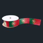Lazo De Raso Cinta patriótica con bandera de Portugal<br><div class="desc">Añada un toque de orgullo portugués a cualquier ocasión con nuestra cinta con la bandera de Portugal. Ya sea que esté celebrando un evento especial o simplemente exhibiendo su patrimonio, esta cinta es el acento perfecto para agregar estilo a los regalos, decoraciones y artesanías. Diseñado con materiales satinados de alta...</div>