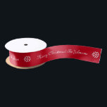 Lazo De Raso Cinta personalizada de Navidades rojos con copos d<br><div class="desc">Cinta personalizada de Navidades rojos con copos de nieve Tipografía de escritura elegante para nombre personalizado y deseos de Feliz Navidad. Plantilla para una temporada feliz de vacaciones. Texto de tipografía de escritura con estilo. Color del fondo del personalizable.</div>