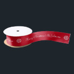 Lazo De Raso Cinta personalizada de Navidades rojos con copos d<br><div class="desc">Cinta personalizada de Navidades rojos con copos de nieve Tipografía de escritura elegante para nombre personalizado y deseos de Feliz Navidad. Plantilla para una temporada feliz de vacaciones. Texto de tipografía de escritura con estilo. Color del fondo del personalizable.</div>