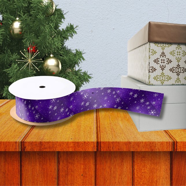 Lazo De Raso Copos de nieve blancos con fondo azul-púrpura (White Snowflakes with Blue-Purple Background Satin Ribbon)