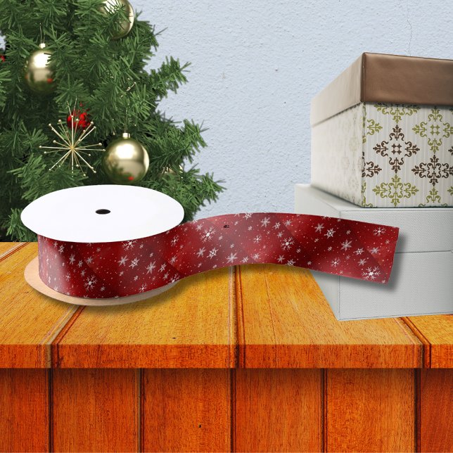 Lazo De Raso Copos de nieve blancos con fondo rojo (White Snowflakes with Red Background Satin Ribbon)