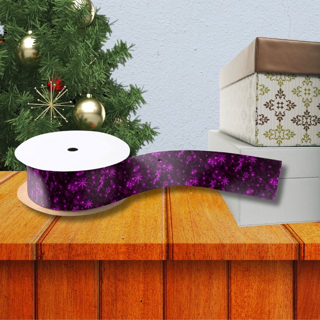 Lazo De Raso Copos de nieve con cinta de fondo púrpura profunda (Snowflakes with Deep Purple Background Ribbon)
