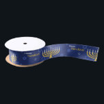 Lazo De Raso Feliz Hanukkah Menorah<br><div class="desc">Celebrar ocho días y ocho noches del Festival de las Luces con tarjetas Hanukkah y regalos. El festival de las luces está aquí. Encienda la menorah, juegue con el dreidel y festín sobre los lagos y los suganiots. Celebra el espíritu de Hanukkah con amigos, familia y seres queridos deseándoles Feliz...</div>