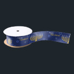 Lazo De Raso Feliz Hanukkah Menorah<br><div class="desc">Celebrar ocho días y ocho noches del Festival de las Luces con tarjetas Hanukkah y regalos. El festival de las luces está aquí. Encienda la menorah, juegue con el dreidel y festín sobre los lagos y los suganiots. Celebra el espíritu de Hanukkah con amigos, familia y seres queridos deseándoles Feliz...</div>